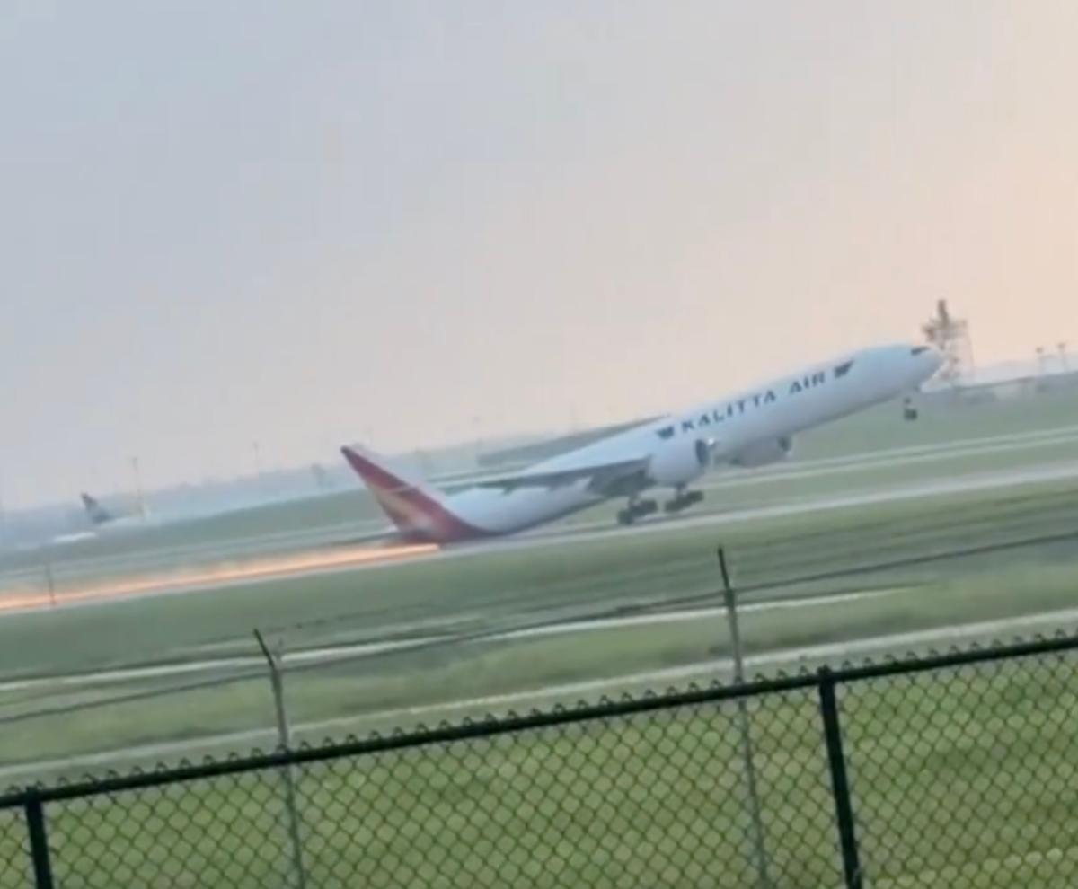 Sparks Fly as Plane Skids on Kentucky Runway: What Really Happened?